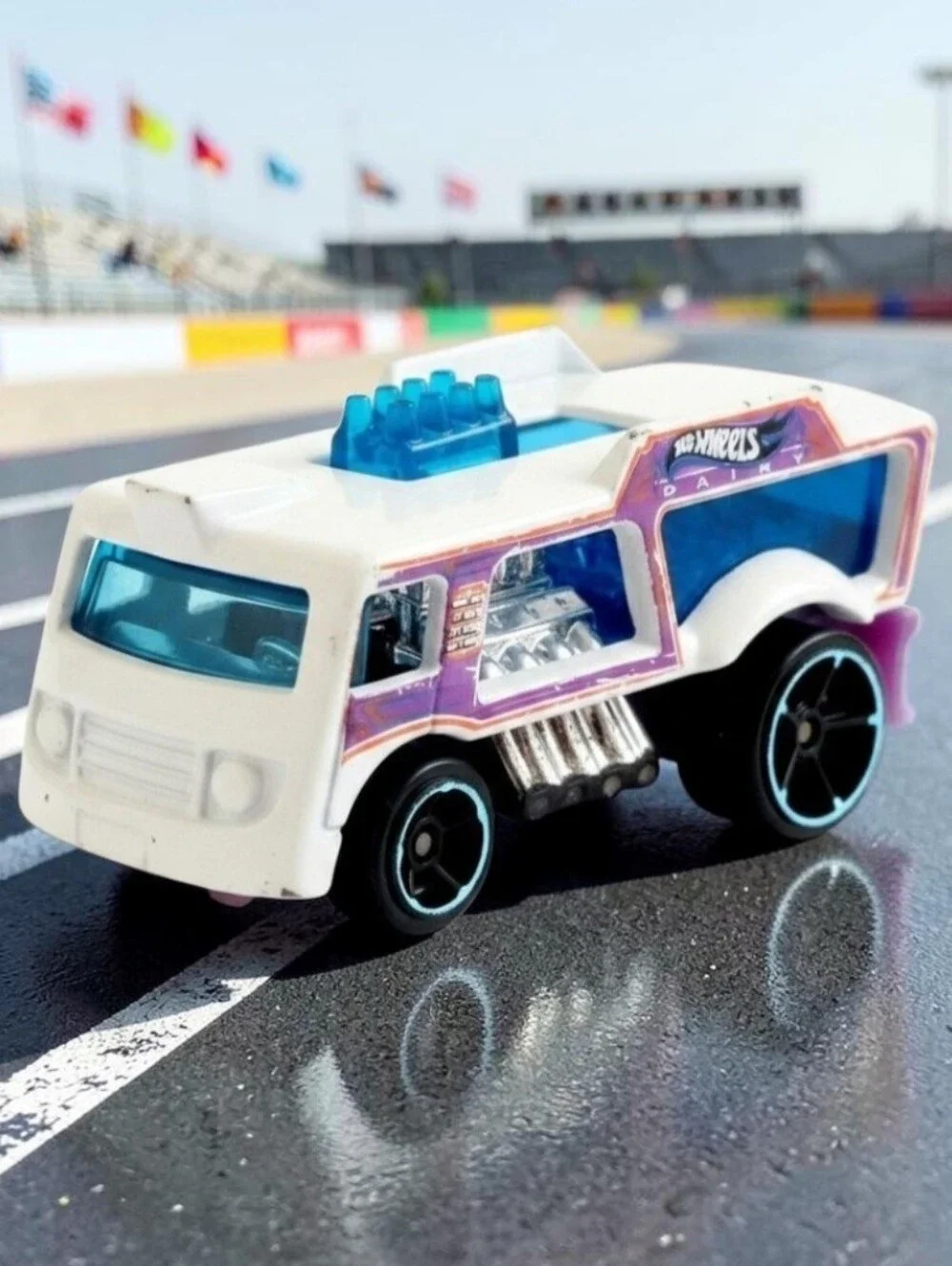 2015 Hot Wheels City Chill Mill Purple/ White Version Dairy Truck Die-Cast 1:64.